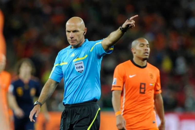 Top 10 vị trọng tài có uy tín nhất trong bóng đá 20 10 vi trong tai co uy tin nhat 2